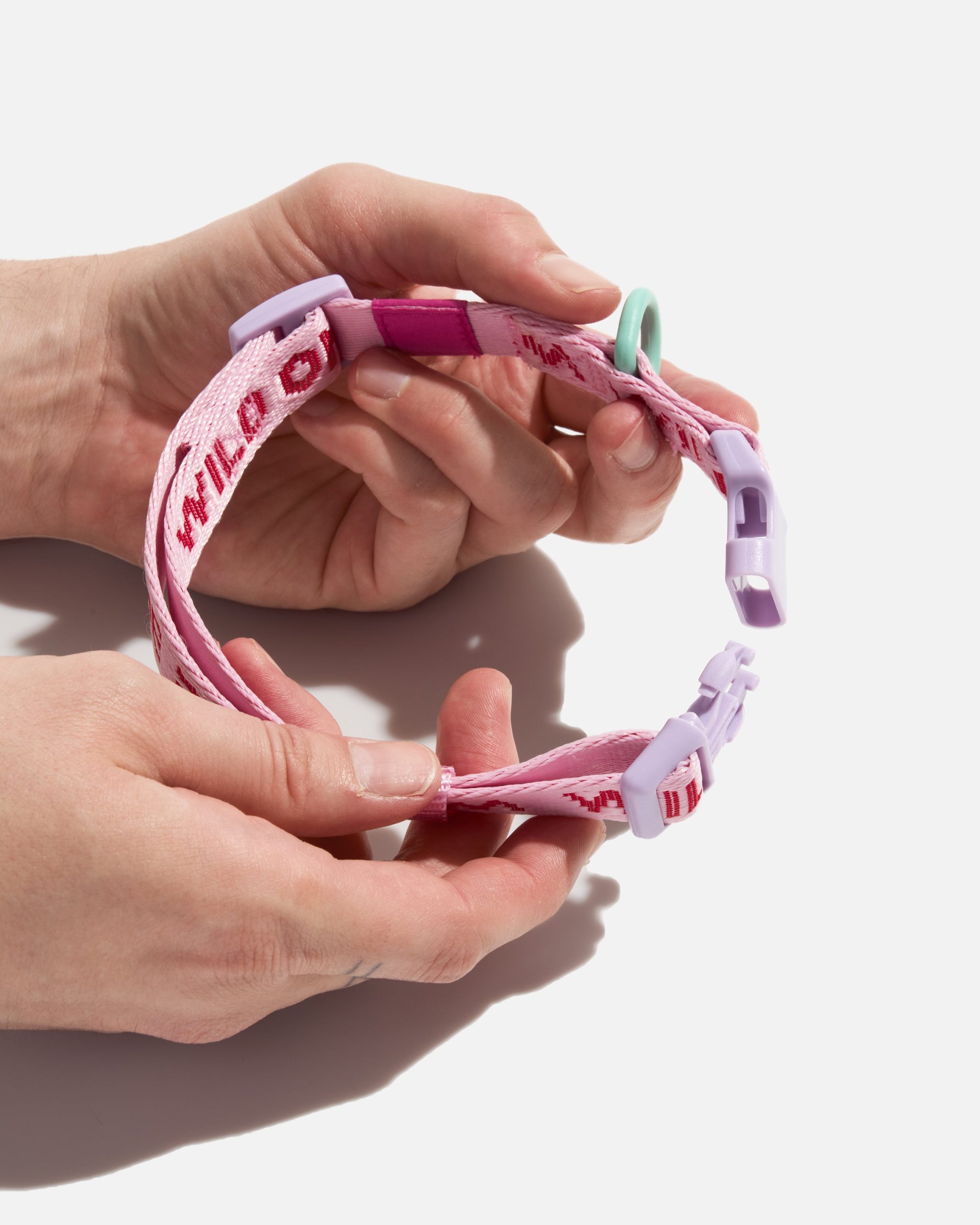 WO_VM_QuickReleaseCollar_Air_Bubblegum_PDP_02_4x5_Web.jpg