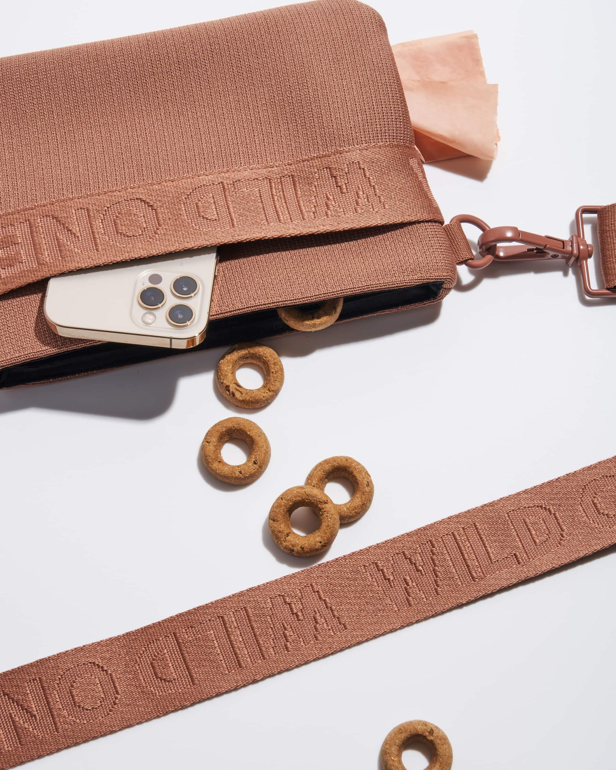 WO_VM_Studio_TreatPouch_Cocoa_01_4x5_Web.jpg